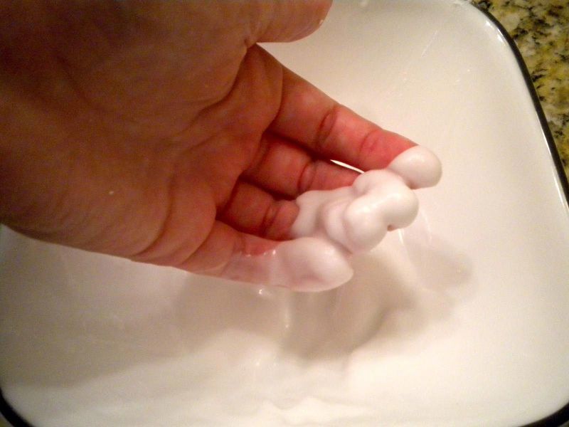 Домашний крем для рук из морской соли, соды и геля для умывания в стеклянной баночке