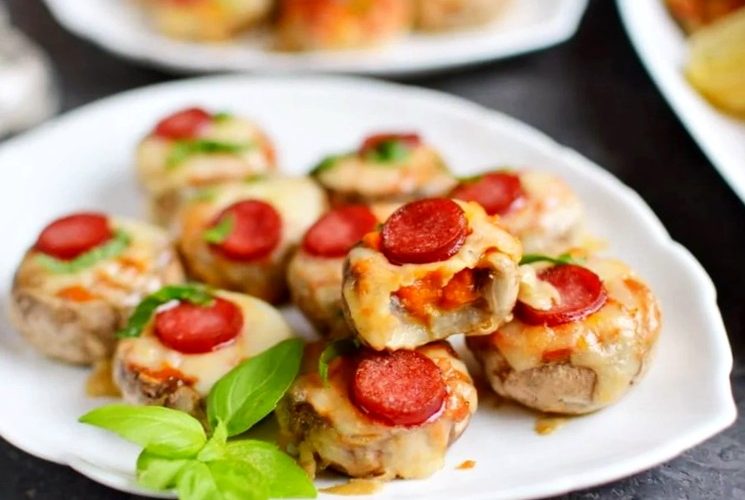 Фаршированные грибы с колбасой и сыром - пошаговый рецепт