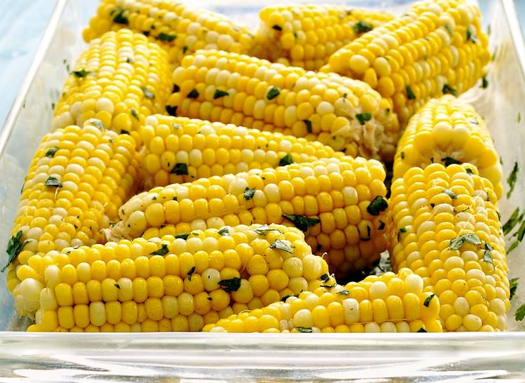 Лучший рецепт вареной кукурузы. gotovim kukuruzu vkusno. Лучший рецепт вареной кукурузы фото. Лучший рецепт вареной кукурузы-gotovim kukuruzu vkusno. картинка Лучший рецепт вареной кукурузы. картинка gotovim kukuruzu vkusno. И взрослые, и дети с нетерпением ждут середины лета, чтобы полакомиться сладкой и ароматной молодой кукурузой. Несмотря на то что эта злаковая культура у нас очень распространенная, не каждая хозяйка знает, как правильно варить кукурузу, чтобы она получилась мягкая и сочная. Традиционно початки варят в кастрюле и подают как самостоятельное блюдо с солью крупного помола или кусочком свежего сливочного масла.