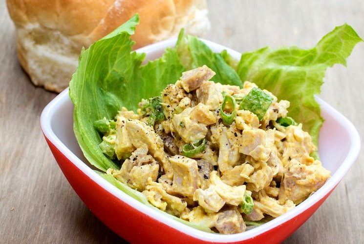 Вкусный салат с грецкими орехами и куриной грудкой
