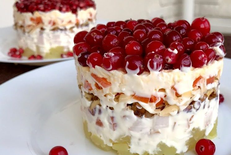 Очень вкусный и яркий салат с грудкой