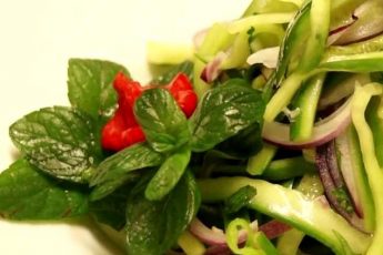 Пикантный вкусный салат с огурцами