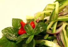 Пикантный вкусный салат с огурцами