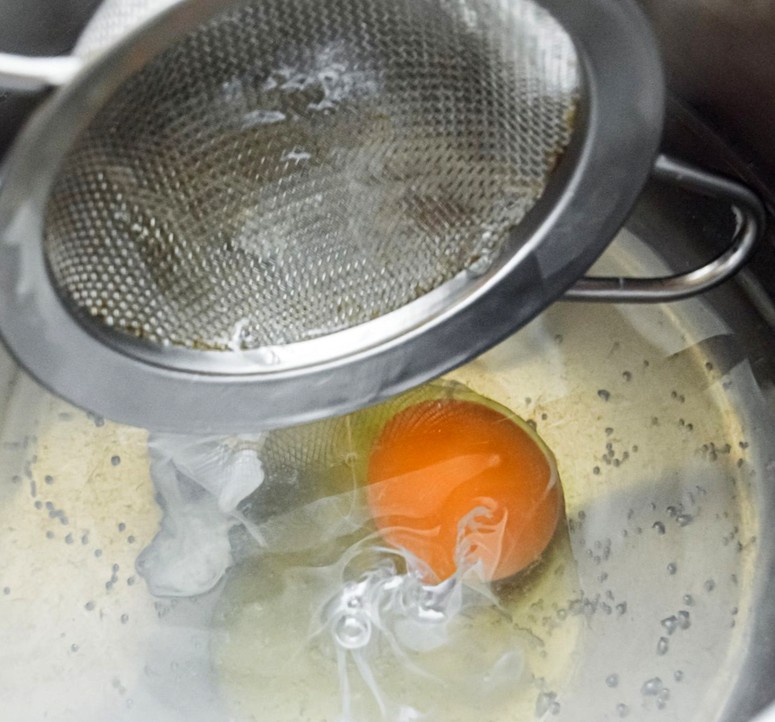 Как варить куриные яйца пашот