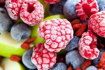 Как заморозить свежие фрукты и ягоды