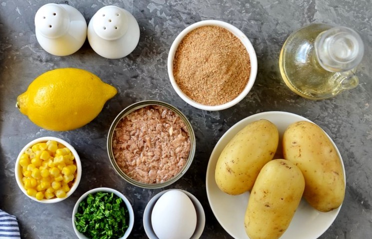 Котлеты рыбно картофельные рецепт. kartofelnyye kotlety s ryboy ingrediyenty. Котлеты рыбно картофельные рецепт фото. Котлеты рыбно картофельные рецепт-kartofelnyye kotlety s ryboy ingrediyenty. картинка Котлеты рыбно картофельные рецепт. картинка kartofelnyye kotlety s ryboy ingrediyenty. Предлагаем вашему вниманию один из самых простых и вкусных рецептов полноценного обеда или ужина, а именно — рецепт картофельных котлет с рыбой, в данном случае с консервированным тунцом и добавлением специй, лимонной цедры, свежей зелени и консервированной кукурузы.