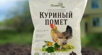 Настой куриного помета в бочке для подкормки овощных грядок