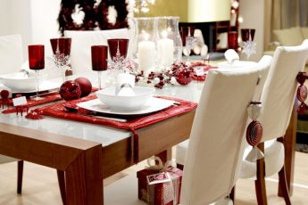 Новогодний стол в красно-белых тонах