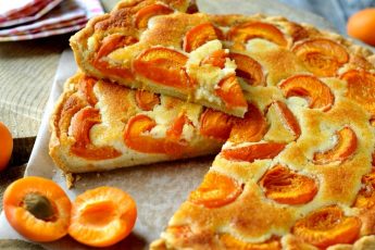 Пирог на кефире с абрикосами - пошаговый рецепт