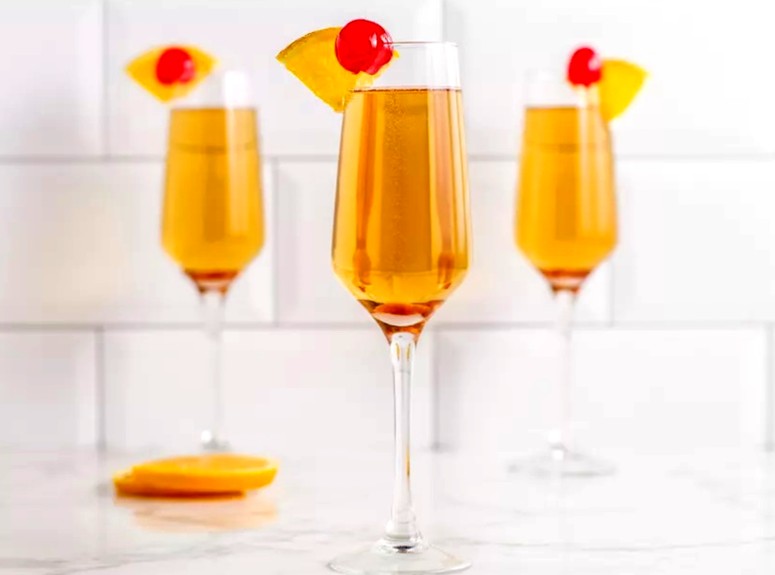 Праздничный коктейль из шампанского