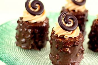 Простой рецепт десерта - карамельные мини-тортики