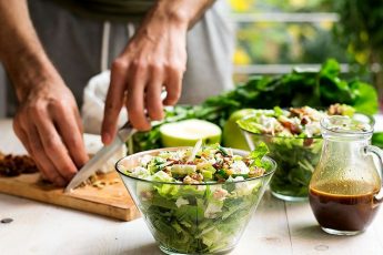 Рецепт крабового салата с зелеными яблоками