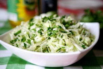 Вкусный и очень простой салат из молодой капусты