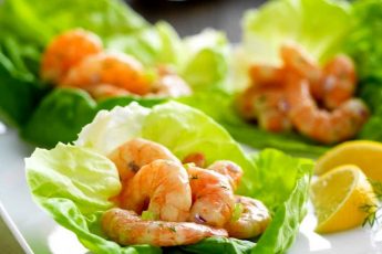 Новогодний салат с креветками и мандаринами