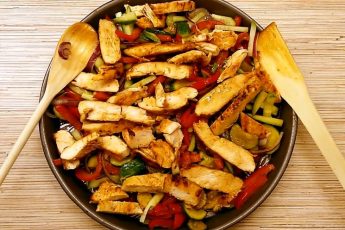 Рецепт салат с куриной грудкой и овощами