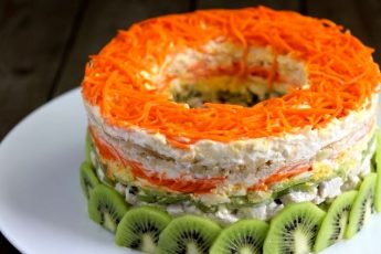 Готовим "Изумрудный" слоеный салат с курятиной и киви