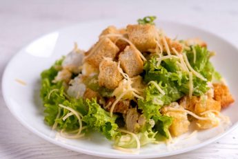 Рецепт салата с курятиной и сухариками