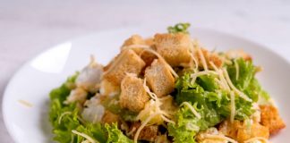 Рецепт салата с курятиной и сухариками
