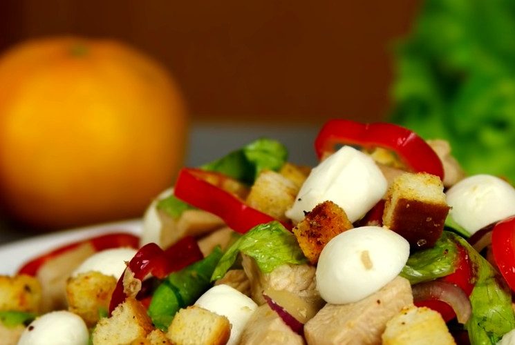 Простой салат с курятиной - Новогоднее оформление салата