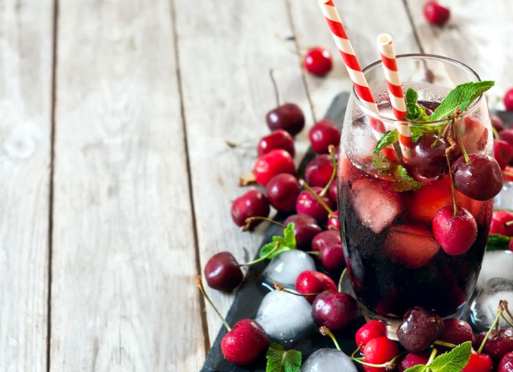 Компот только из вишни. retsept vishnevyy kompot. Компот только из вишни фото. Компот только из вишни-retsept vishnevyy kompot. картинка Компот только из вишни. картинка retsept vishnevyy kompot. Нет ничего проще компота из вишни на зиму, рецепты этого витаминного и освежающего напитка доступны для приготовления даже начинающим хозяйкам. Самый простой компот варят из ягод, воды и сахара, для более интересных рецептов понадобятся другие фрукты и специи.