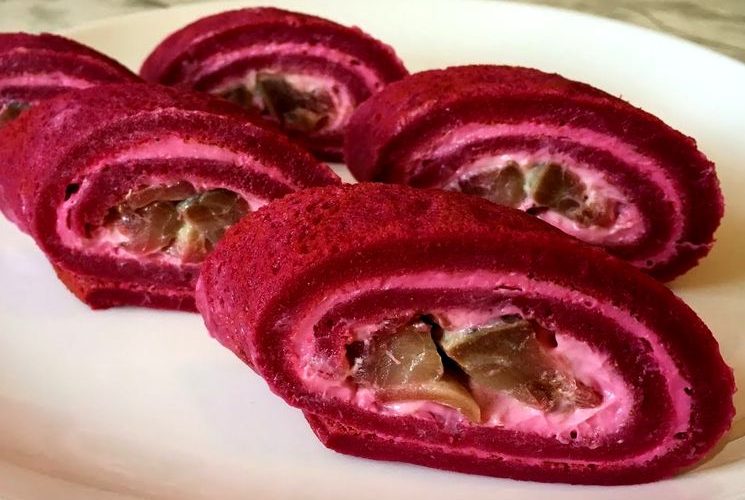 Свекольные рулетики с сельдью