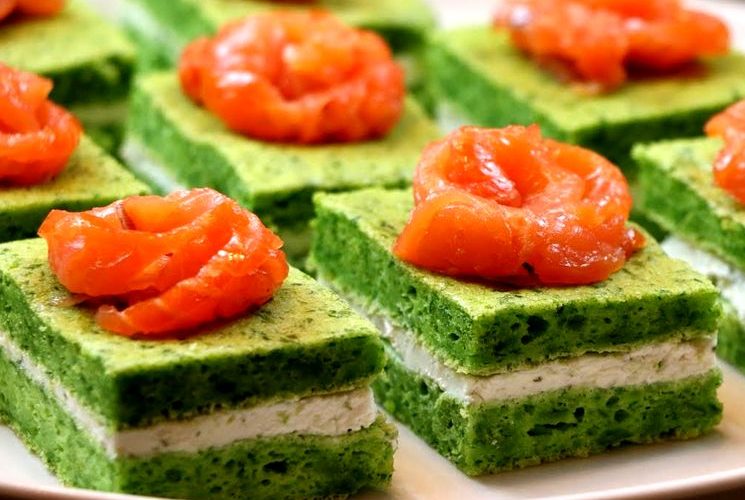 Закусочные пирожные с красной рыбой