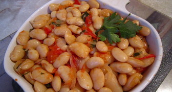 Сухая красная, белая и чёрная фасоль и свежие стручки спаржевой фасоли на столе
